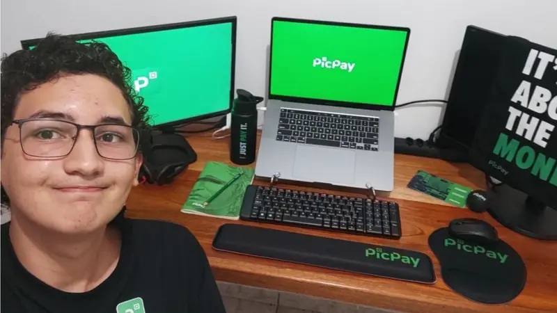 jovem programador programava usando celular quebrado